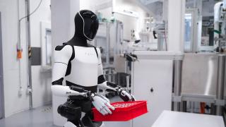A minţit Elon Musk? Roboţii umanoizi Tesla Optimus nu sunt de fapt gata şi nici nu lucrează în fabrici