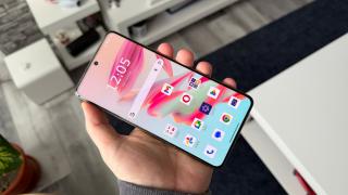 Motorola Signature: Display pentru savurat multimedia și gaming la 165Hz, cu unduiri quad-curbate 