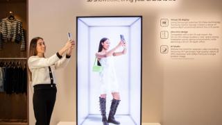 Ai un business de promovat cu afişaje digitale? Acum ele sunt 3D fără ochelari, cu tehnologie Samsung Spatial Signage