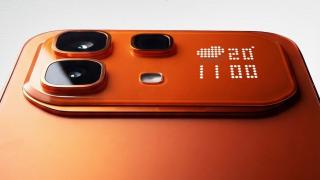 Moda ecranelor în spatele telefoanelor revine: Infinix Note 60 Pro are așa ceva, plus baterie mare