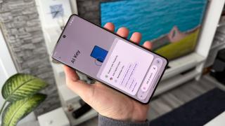 Motorola Signature: Software alimentat de AI-uri multiple, buton AI lateral și în curând Qira