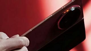 HONOR Magic V6 apare în fotografii de fotomodel, stilat şi elegant 