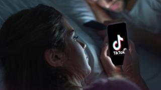 UE impune reguli noi pentru rețelele de socializare, încercând să restricționeze scrolling-ul infinit în aplicații precum TikTok