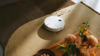 Roborock Qrevo Edge 2 Pro sosește oficial în România, aspirator robot pentru curățenie profundă, putere de 25000 Pa și dock automatizat