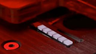 Nothing schimbă aranjamentul de LED-uri de pe Phone (4a) cu un sistem „bară de lumini”