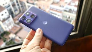 MWC 2026: Video hands-on Motorola Edge 70 Fusion - Smartphone-ul cu display curbat pe 4 laturi are talie de 7.2 mm, ecran de 144Hz, certificare militară