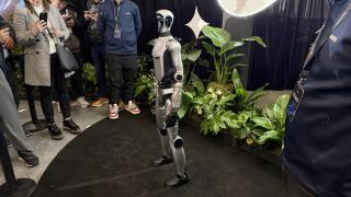 MWC 2026: Robotul umanoid HONOR a făcut senzaţie cu salturi în spate şi dans Moonwalk (Video)