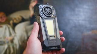 Oukitel WP63 poate aprinde focul la propriu; Telefon rugged cu baterie de 20.000 mAh prezentat la MWC 2026