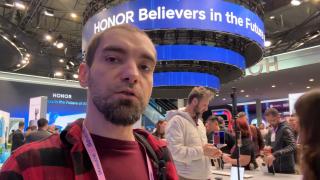 MWC 2026: Turul standului HONOR de la MWC - roboți, acvarii cu Magic V6 scufundat, coadă la Robot Phone (iar)