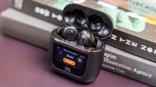 RESIGILATUL ZILEI #115: JBL Tour Pro 3 – căști True Wireless cu Smart Charging Case, ecran tactil avansat și control total al experienței audio