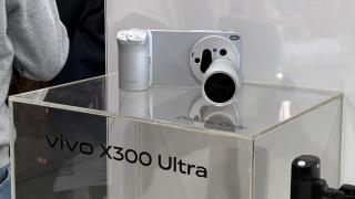 Turul standului vivo de la MWC 2026: Camera-phone-ul vivo X300 Ultra prezentat în premeiră, alături de alte telefoane, tablete și casca AR / XR vivo Vision