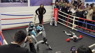 MWC 2026: Am văzut un meci de box cu roboți și un robot câine Unitree demn de Metal Gear Solid - haos controlat!