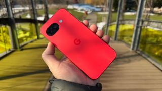 Google Pixel 10a: Design - Cel mai plat smartphone vine acum pe o nuanță roșu căpșună delicioasă 