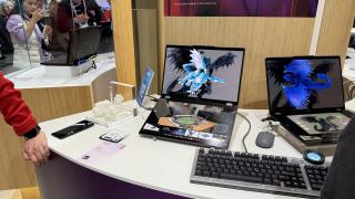 MWC 2026: La ce ai folosi două ecrane 3D pe un laptop? Lenovo Yoga Book 3D Concept hands on (Video)