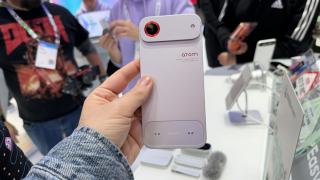 MWC 2026: Tecno Atom este un telefon modular pe care am pus mâna, dar am găsit o problemă...
