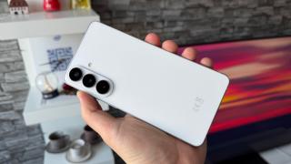 Samsung Galaxy S26+: Design ușor schimbat, minimalist și cu materiale premium 