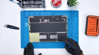 MacBook Neo se repară „cu ciorapi de damă”, cum ar zice un posesor de Dacie; Adică foarte uşor