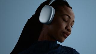 Apple anunță noile căști wireless AirPods Max 2, cu ANC mai eficient, calitate audio îmbunătățită și funcții smart
