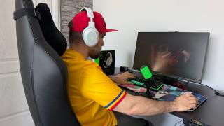 Cum arată kit-ul Razer ideal pentru muncă și joacă! Scaun Iskur V2 NEWGEN, microfon Seiren V3 Chroma și căști Barracuda X Chroma White Edition