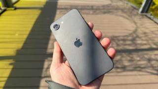 Apple iPhone 17e: Design familiar, acum pe roz și dimensiuni pe care buzunarul tău le va adora