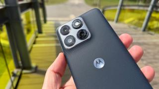 Motorola edge 70 Fusion: Design elegant, curburi sculptate pentru mâna ta și nuanțe Pantone cu texturi de nailon