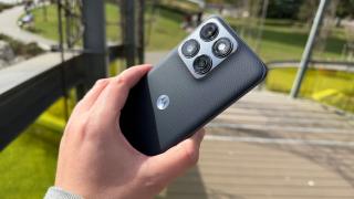 Motorola edge 70 Fusion: Camera ușor îmbunătățită, cu certificări Pantone pentru nuanțe naturale, descurcăreață la closeup, bokeh și macro