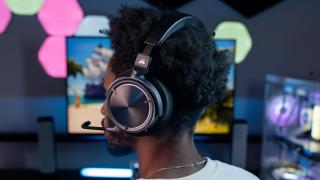 E LUNI e AMAZON: Corsair Virtuoso MAX Wireless headset gaming cu Dolby Atmos, ANC și drivere grafen