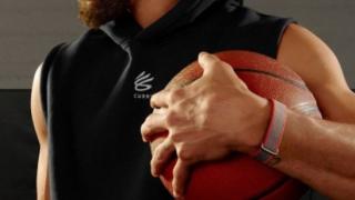 Google intră în cursa braţărilor de fitness fără ecran; Starul NBA Steph Curry îi face reclamă acestui Fitbit