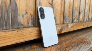 Samsung Galaxy A57: Design chiar atrăgător, subțire, ușor, muchii slim în jurul ecranului și un efect translucid pentru cameră