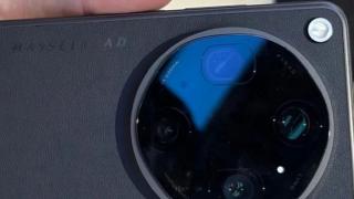 OPPO Find X9 Ultra fotografiat pe viu, cu o textură interesantă pentru spate; Piele, imitaţie?