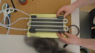 MacBook Neo dus la extrem într-un experiment inedit! Răcirea pe bază de lichid dezvăluie performanțe ascunse (Video)