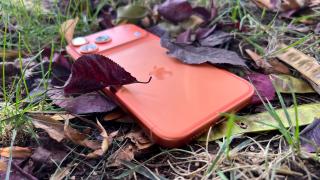 Piața globală de smartphone-uri scade cu 6% în 2026, dar Apple urcă pe primul loc în ceea ce privește livrările
