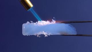 Cercetătorii chinezi au inventat un material revoluționar pentru bateriile Litiu-Ion; Rezistă la temperaturi de până la 1300°C