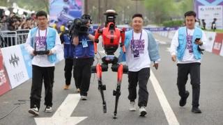 Viitorul e aici: Un robot umanoid domină un semimaraton din Beijing, depășind oamenii pe o distanță de 21 de kilometri (Video)