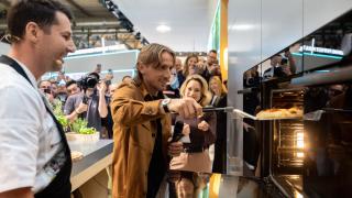 Gorenje l-a adus pe Luka Modrić la EuroCucina 2026; Un cuptor încorporabil pentru pizza a fost pus în scenă într-un show de două minute