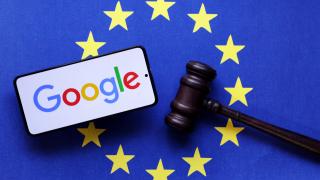 Google, vizat de noi reguli europene: Android ar putea fi obligat să permită integrarea completă a serviciilor AI terțe