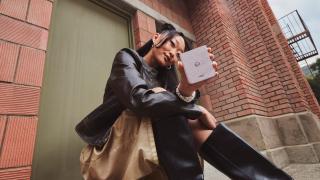 Motorola razr 70 este aici și aduce upgrade-uri la cameră, baterie mai mare plus nuanțe proaspete Pantone