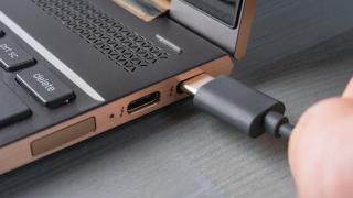Uniunea Europeană impune USB-C ca standard pentru încărcarea laptopurilor: toate modelele noi trebuie să respecte regula