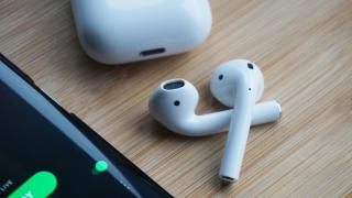Utilizatorii Android pot folosi căști AirPods mai simplu datorită unei noi aplicații (fără root)