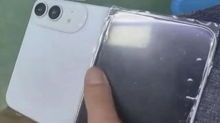 iPhone Fold/Ultra apare şi pe alb, într-o fotografie hands on cu o machetă