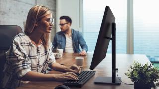 Computex 2026: ASUS ExpertCenter P200 AiO este un PC All in One cu Ryzen, panou de 24 inch, ideal pentru birou