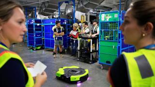 Amazon pregătește un nou val de automatizare în Europa - noul robot logistic Proteus poate primi instrucțiuni ca un coleg de muncă