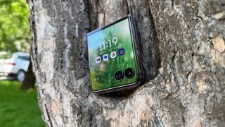 Motorola RAZR 70 Ultra: Display-uri create pentru consum on-the-go, aplicații și pe ecranul secundar
