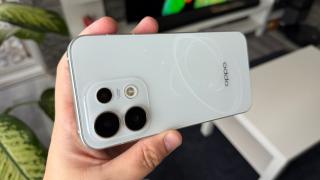 OPPO Reno16 Pro 5G: Design fascinant cu un soi de hologramă 3D în spate, corp compact și certificat IP69