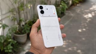 Fotografii hands on cu Nothing Phone (4b) dezvăluie același look ca în randări