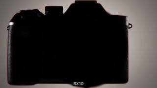 Sony RX10 V vine pe 9 iulie; teaserul confirmă un zoom mai mare și un design complet nou