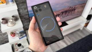 REDMAGIC 11S Pro: Design hipnotic, plat, transparent și cool