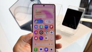 Samsung Galaxy Z Flip8: Ecrane la fel ca la predecesor, stă bine la luminozitate totuşi