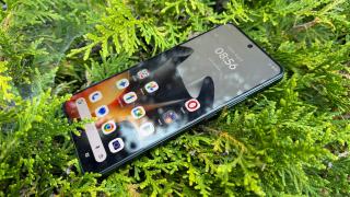Motorola edge 70 Max: Display care strigă flagship, Quad HD+, LTPO 10-bit și 144Hz