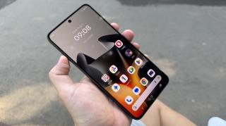 Motorola edge 70 Max: Software destul de simplu, buton AI dar nu atât AI pe device, suport software modest
